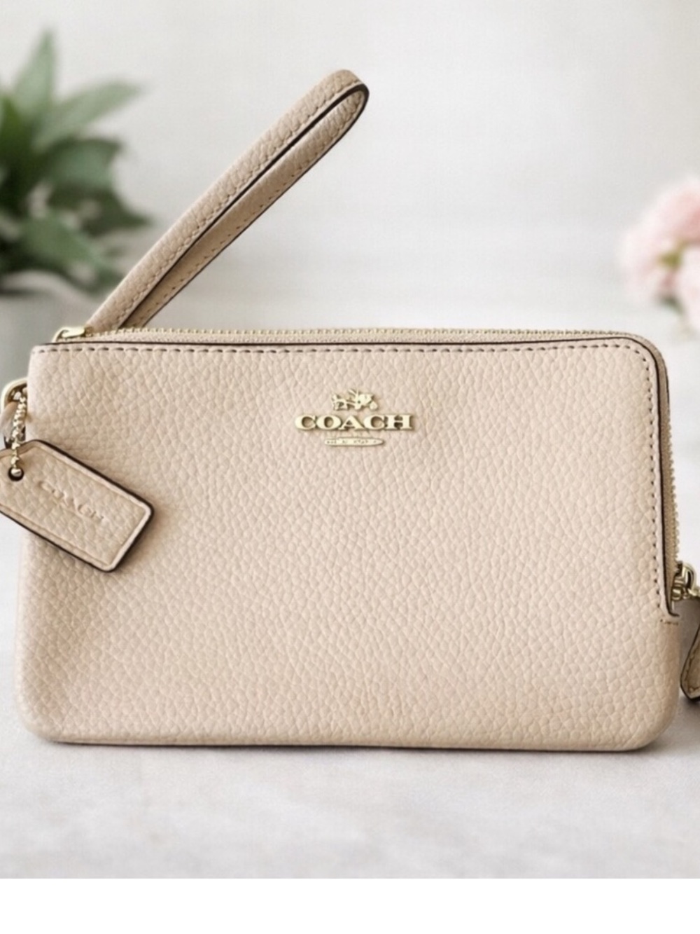Luxurious Coach Beige Wristlet in Pebbled Leather With Gold Hardware - Picture 4 of 11